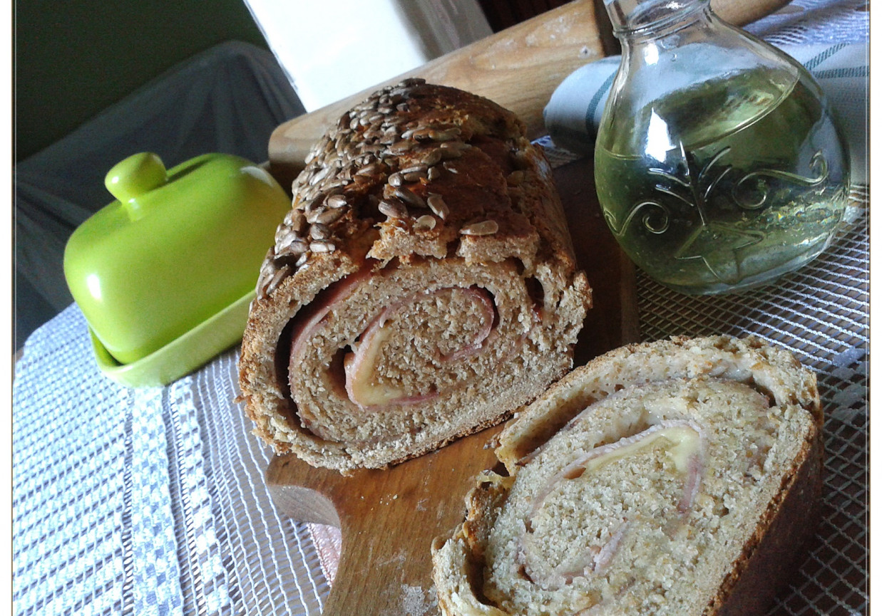 Wyrolowany pszenno-żytni chleb foto