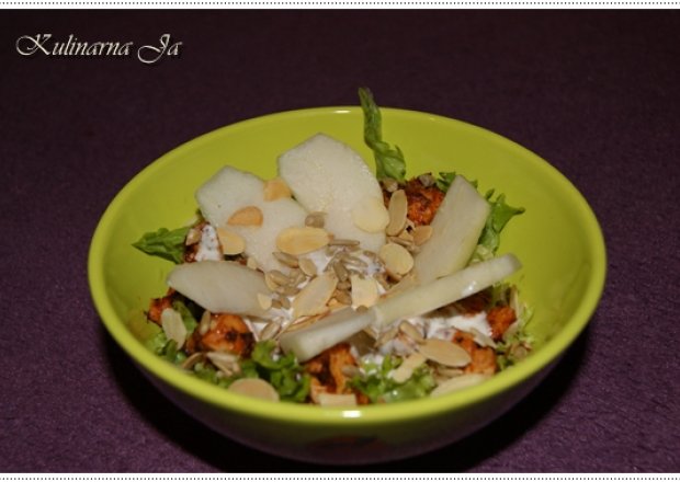 Fotografia przedstawiająca Wyśmienita sałatka z kurczakiem i gruszkami w sosie czosnkowym