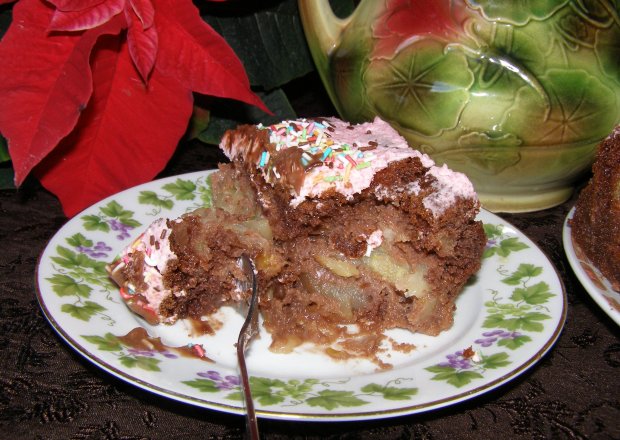 Fotografia przedstawiająca wyśmienite jabłkowo pomarańczowe kakaowe ciasto ze śmietaną galaretkową...