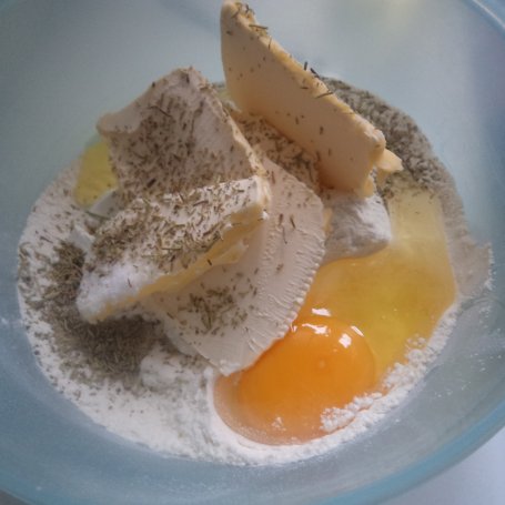 Krok 1 - Wytrawna tarta z tuńczykiem , mozarellą i pomidorkami koktajlowymi :) foto