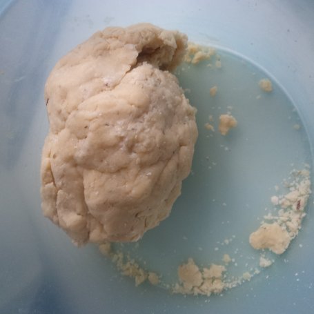 Krok 2 - Wytrawna tarta z tuńczykiem , mozarellą i pomidorkami koktajlowymi :) foto