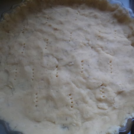 Krok 3 - Wytrawna tarta z tuńczykiem , mozarellą i pomidorkami koktajlowymi :) foto