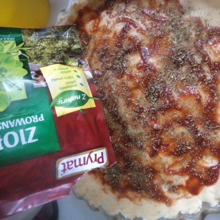 Krok 4 - Wytrawna tarta z tuńczykiem , mozarellą i pomidorkami koktajlowymi :) foto