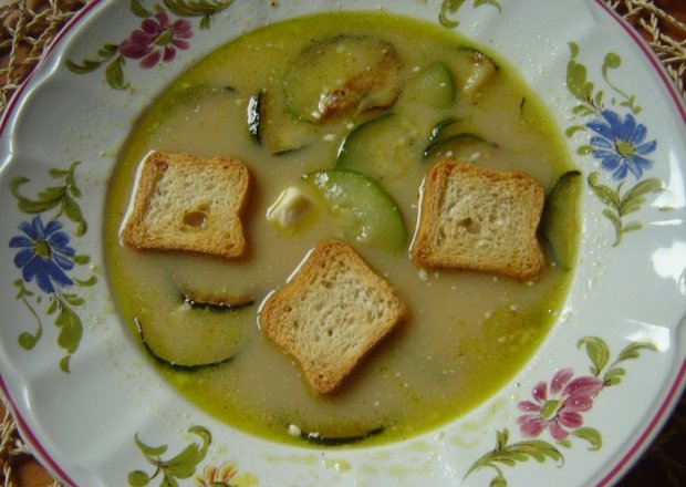 Fotografia przedstawiająca Wytrawna zupa cukiniowa