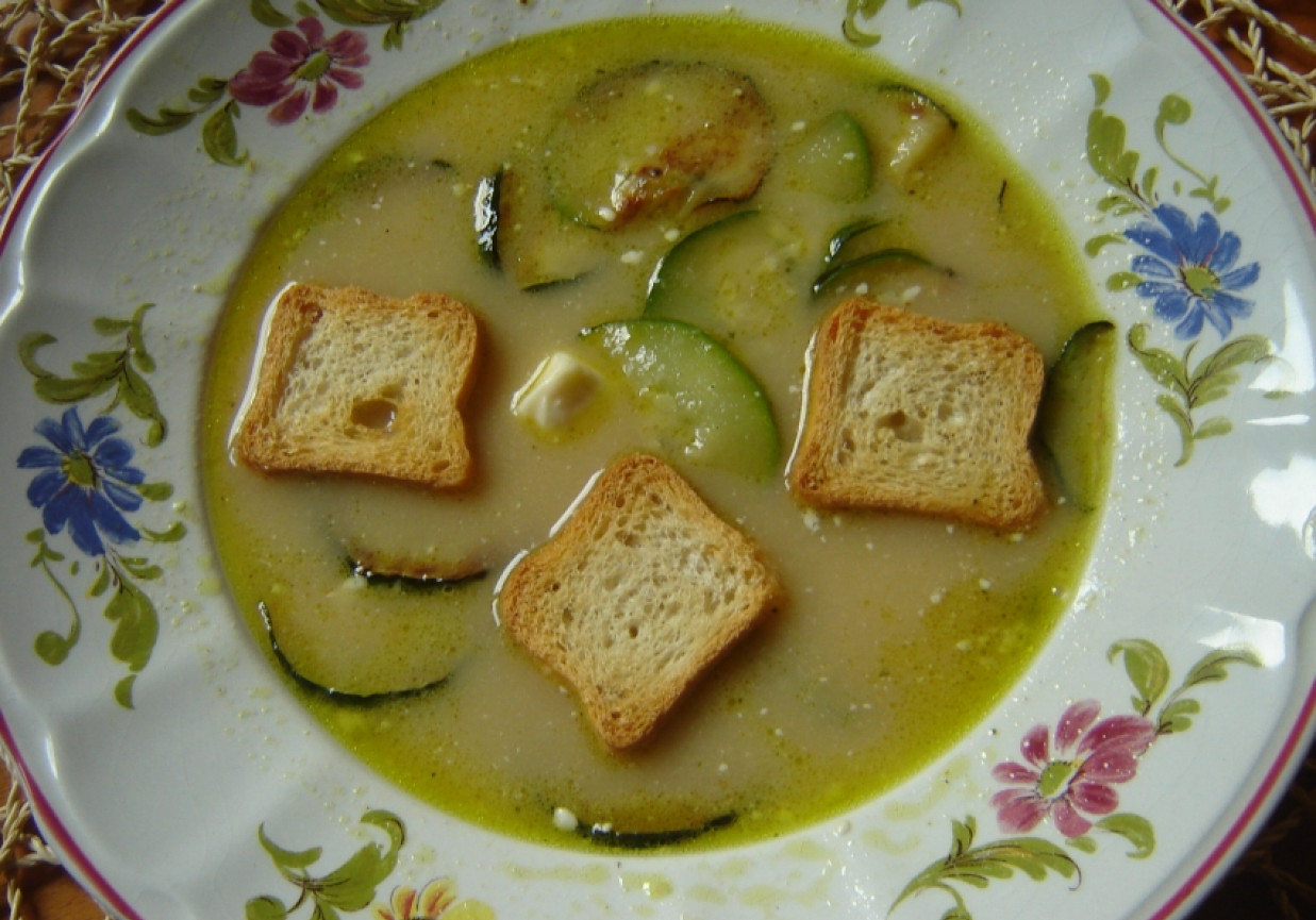 Wytrawna zupa cukiniowa foto