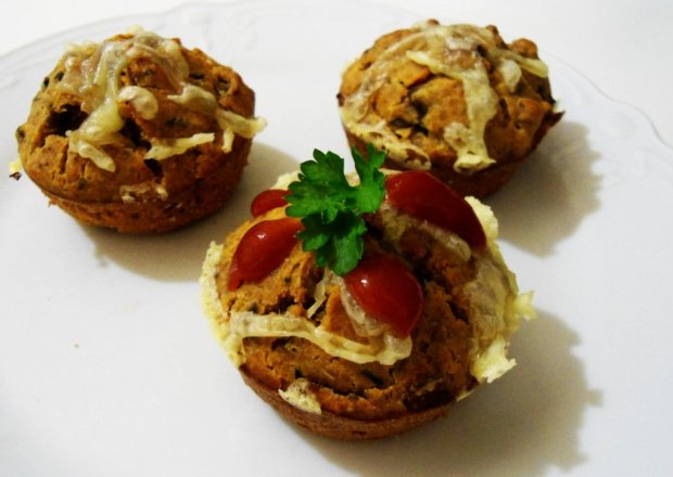 Fotografia przedstawiająca Wytrawne muffinki z pieczarkami, salami i suszonymi pomidorami