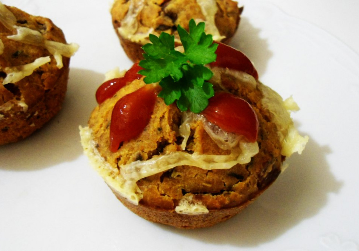 Wytrawne muffinki z pieczarkami, salami i suszonymi pomidorami foto
