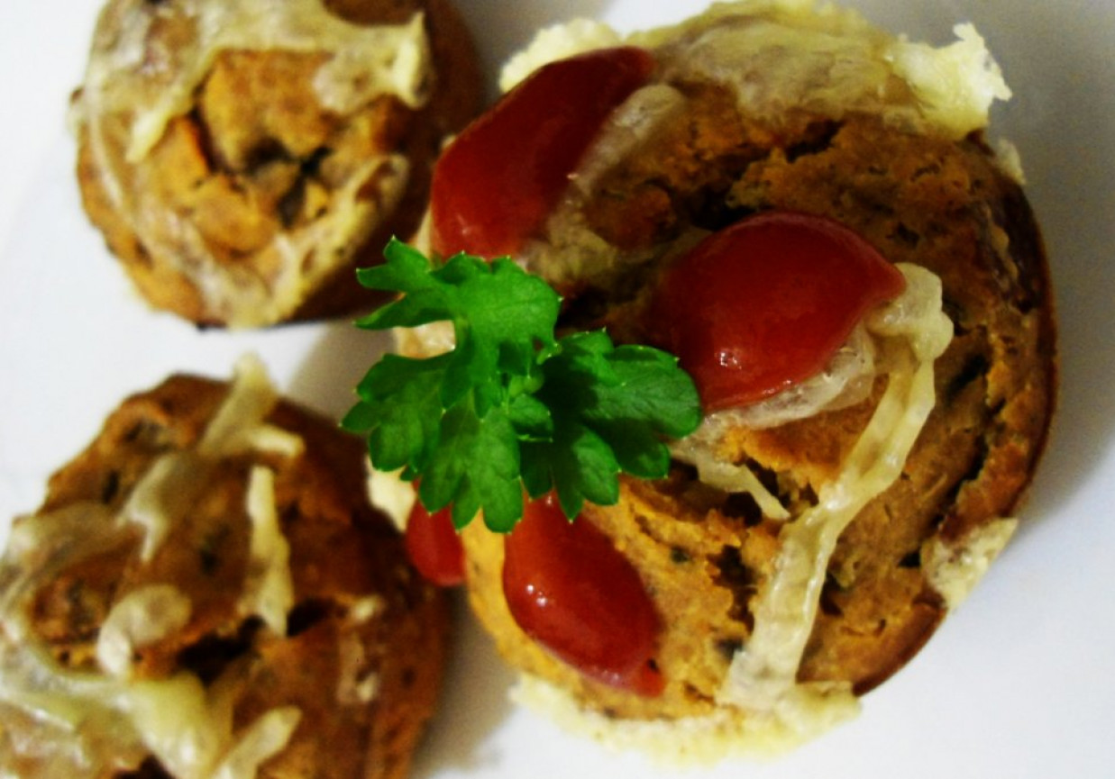Wytrawne muffinki z pieczarkami, salami i suszonymi pomidorami foto