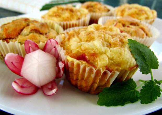 Fotografia przedstawiająca Wytrawne muffinki z rzodkiewką i suszonymi pomidorami