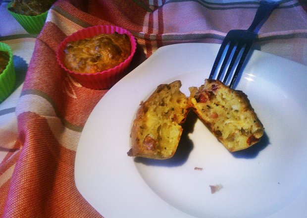Fotografia przedstawiająca Wytrawne muffiny z boczkiem i serem żółtym