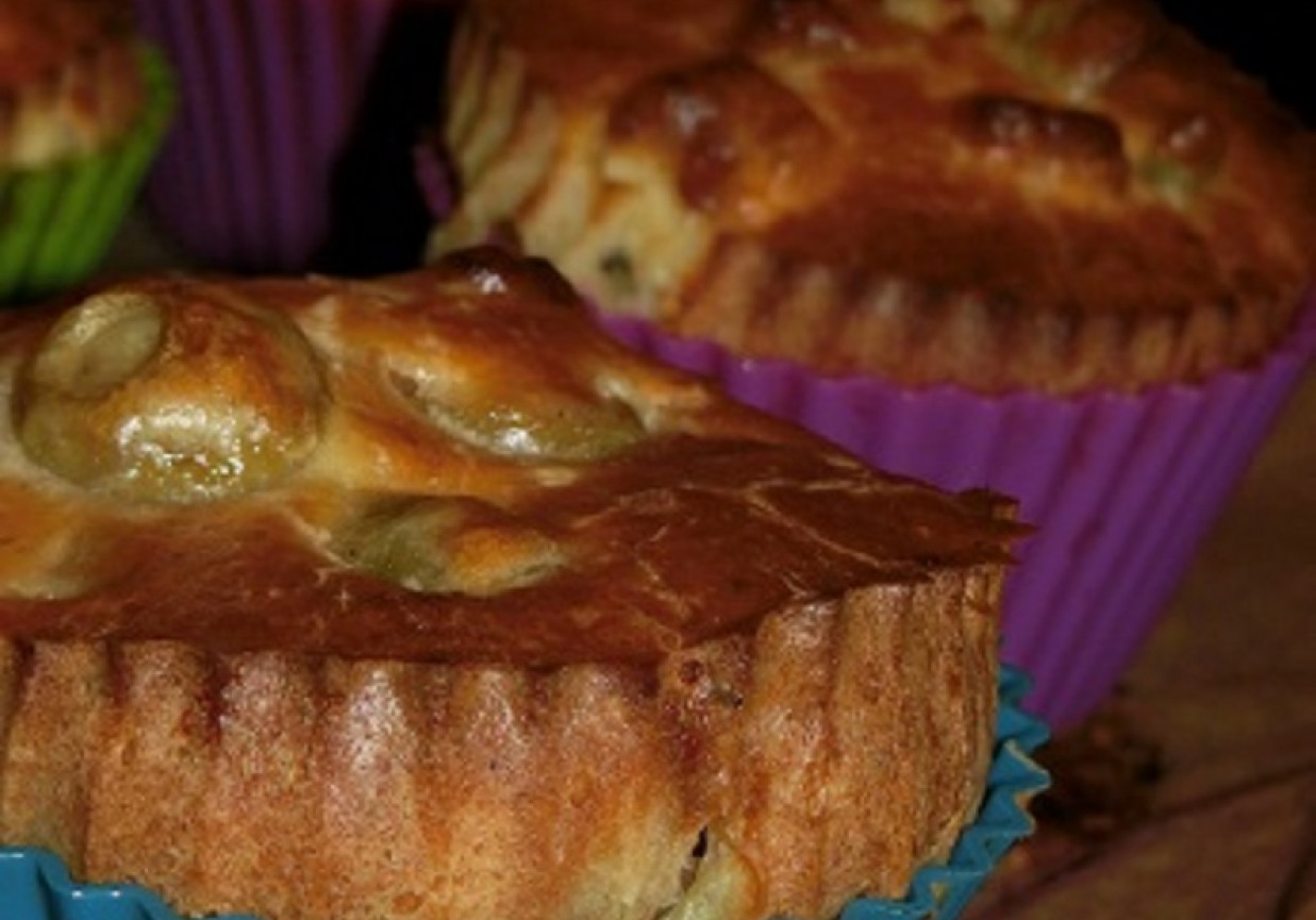 Wytrawne muffiny z serem feta i oliwkami foto