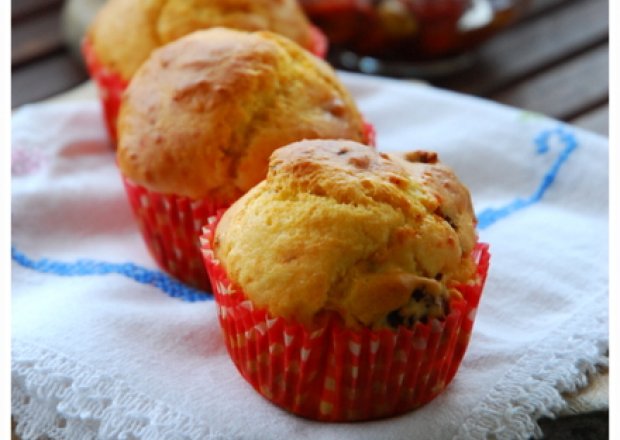 Fotografia przedstawiająca Wytrawne muffiny z suszonymi pomidorami