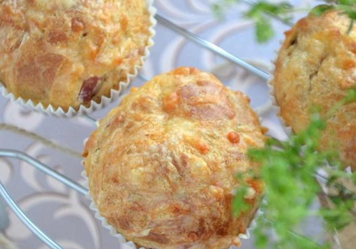 Wytrawne muffiny z żółtym serem i szynką foto