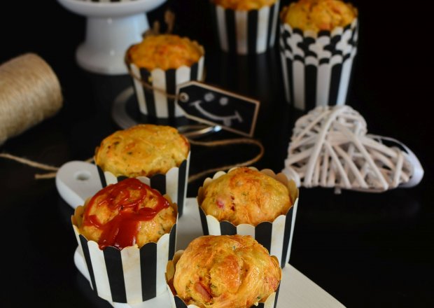 Fotografia przedstawiająca Wytrawne, pikantne muffinki z szynką i serem