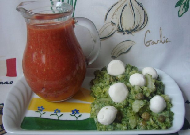 Fotografia przedstawiająca Wytworna sałatka z kaparami w dressingu pomidorowym