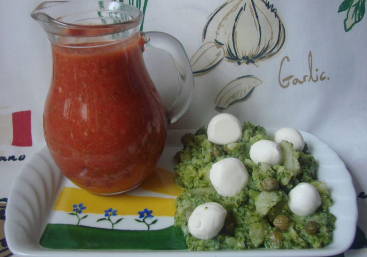 Wytworna sałatka z kaparami w dressingu pomidorowym foto