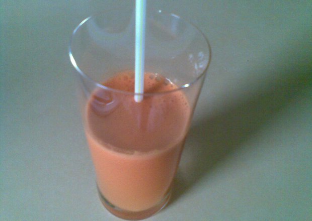 Fotografia przedstawiająca wzmacniający sok marchewkowy