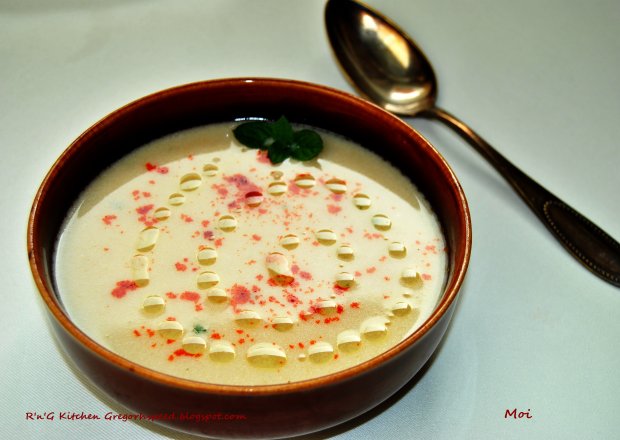 Fotografia przedstawiająca Yoğurt Çorbası (zupa jogurtowa)