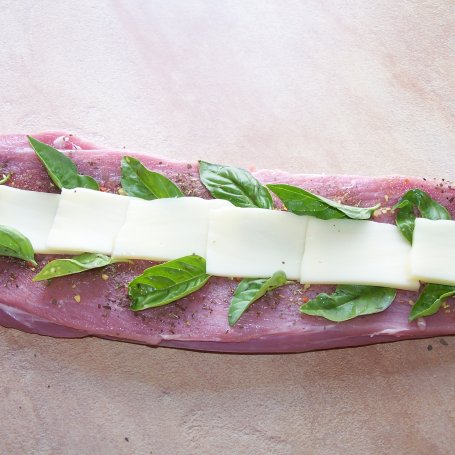 Krok 2 - Z bazylią i mozzarellą, czyli duszona polędwica foto