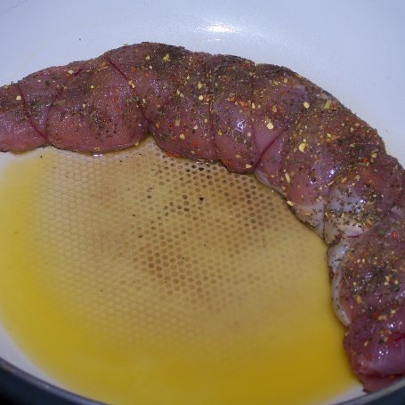 Krok 4 - Z bazylią i mozzarellą, czyli duszona polędwica foto
