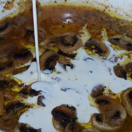Krok 6 - Z bazylią i mozzarellą, czyli duszona polędwica foto