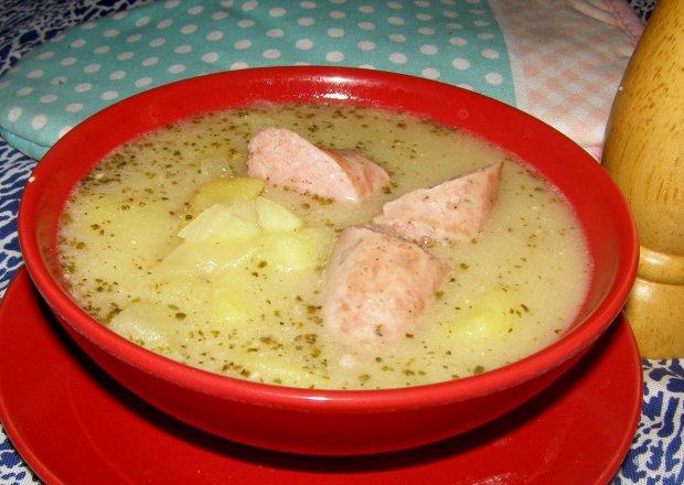 Fotografia przedstawiająca Żurek z białą kiełbasą i ziemniakami