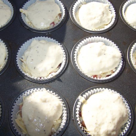 Krok 6 - Z boczkiem i żółtym serem, czyli muffinki na wytrawnie :) foto
