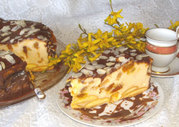 Fotografia przedstawiająca z gruszkami,rodzynkami sernik z kaszką manną polany polewą czekoladowo-gruszkową...