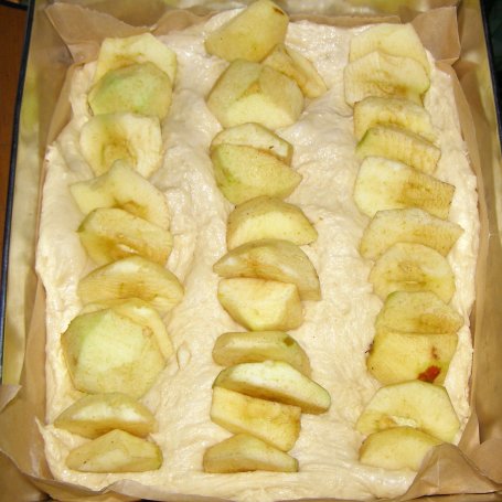 Krok 2 - z jabłkami, wiśniami ciasto drożdżowe na oleju... foto
