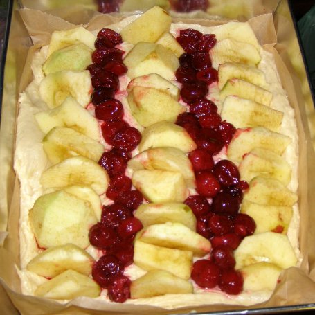 Krok 3 - z jabłkami, wiśniami ciasto drożdżowe na oleju... foto