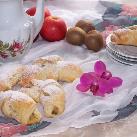 Krok 10 - Z jabłkiem i kiwi, czyli na kefirze drożdżowe rogaliki foto