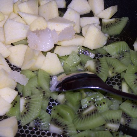 Krok 5 - Z jabłkiem i kiwi, czyli na kefirze drożdżowe rogaliki foto