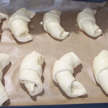 Krok 8 - Z jabłkiem i kiwi, czyli na kefirze drożdżowe rogaliki foto