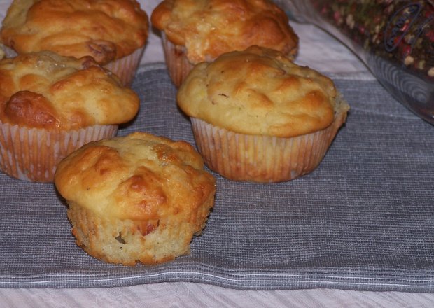 Fotografia przedstawiająca Z kabanosem i mozzarellą, czyli bardzo smaczne muffinki