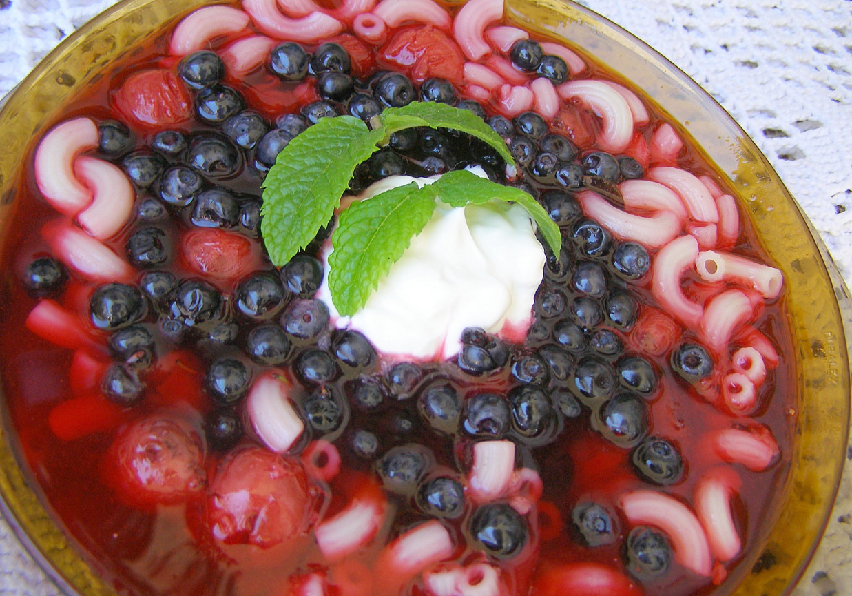 z makaronem i jagodami zupa wiśniowa... foto