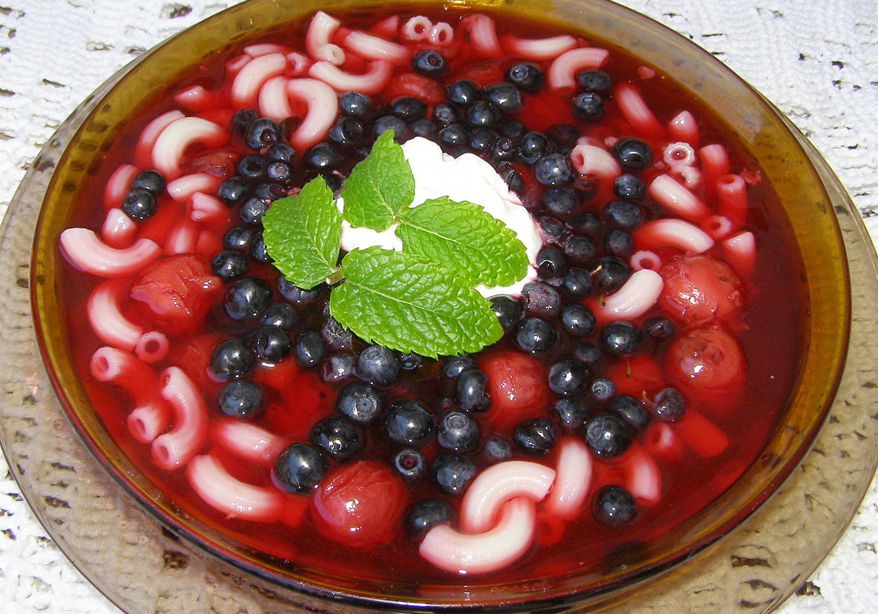 z makaronem i jagodami zupa wiśniowa... foto