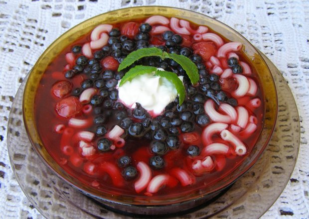 Fotografia przedstawiająca z makaronem i jagodami zupa wiśniowa...
