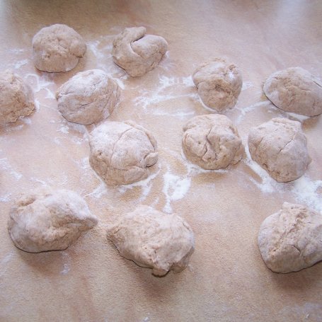 Krok 4 - Z mąki pełnoziarnistej, czyli z ziarnami bułeczki na kolację :) foto