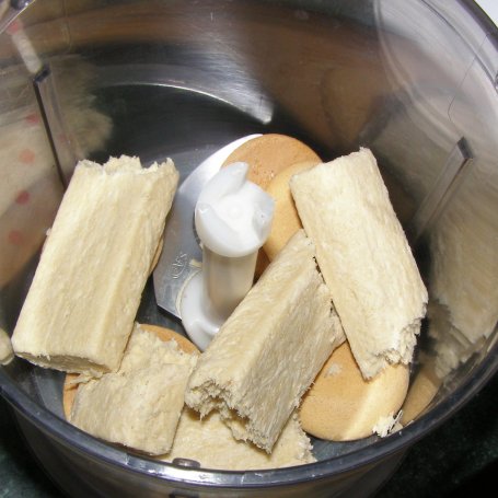 Krok 1 - z marcepanową kruszonką gotowany sernik  na mleku zagęszczonym... foto