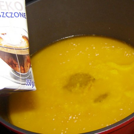 Krok 2 - z marcepanową kruszonką gotowany sernik  na mleku zagęszczonym... foto