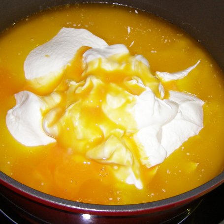 Krok 3 - z marcepanową kruszonką gotowany sernik  na mleku zagęszczonym... foto
