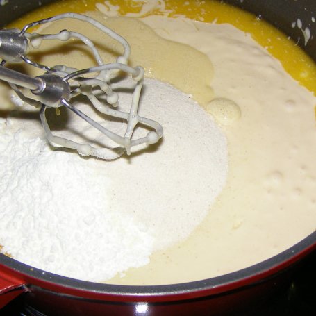 Krok 4 - z marcepanową kruszonką gotowany sernik  na mleku zagęszczonym... foto