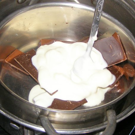 Krok 6 - z marcepanową kruszonką gotowany sernik  na mleku zagęszczonym... foto