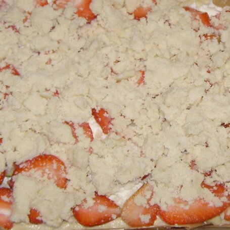 Krok 4 - Z mascarpone,truskawkami, kruszonka z kaszy manny drożdżowe ciasto foto