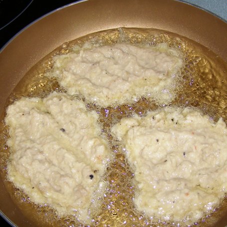 Krok 3 - z młodych ziemniaków chrupiące placki z sosem pieczarkowym... foto