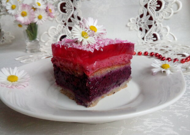 Fotografia przedstawiająca Warstwowe ciasto z musem jagodowo-wiśniowym