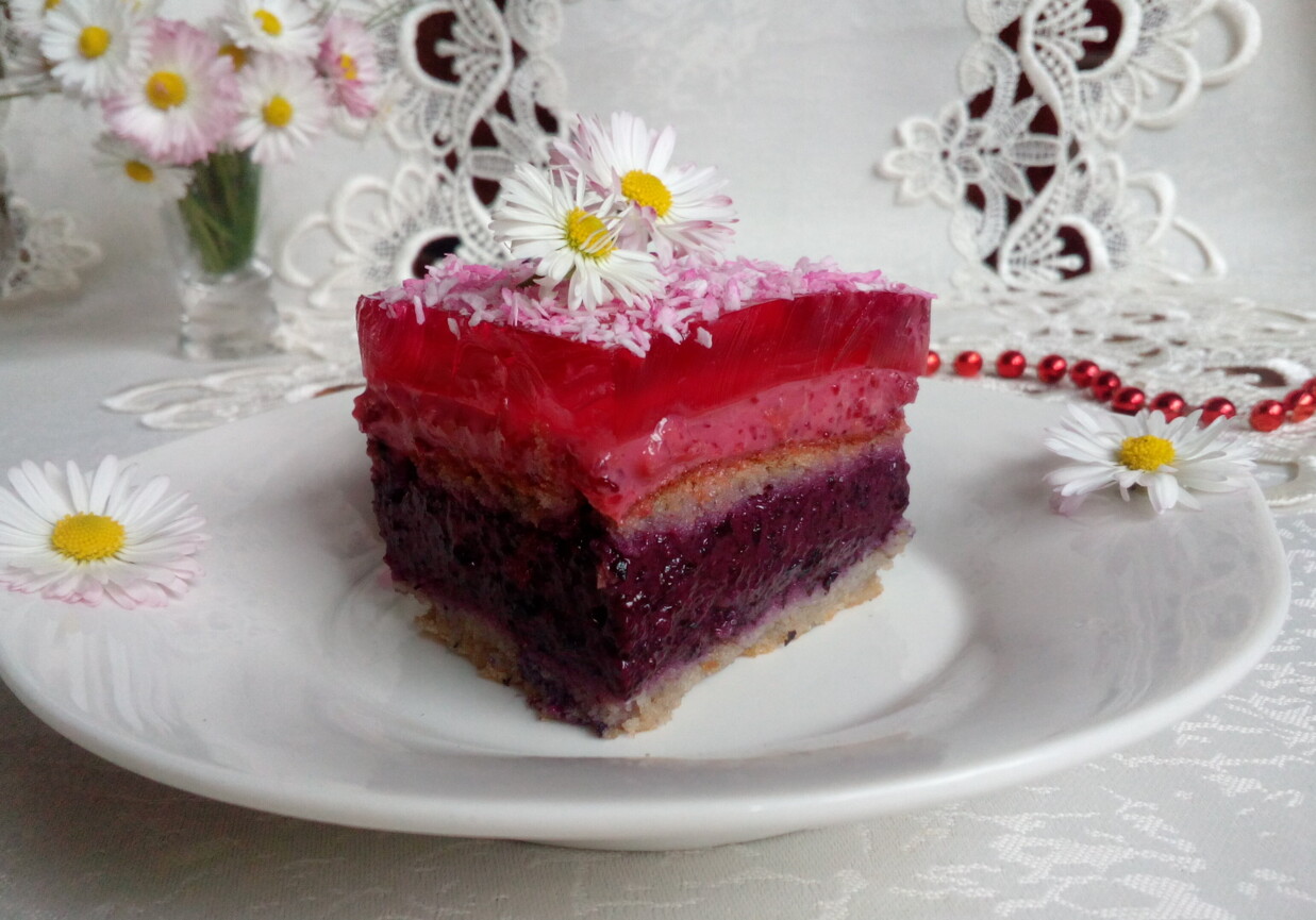 Warstwowe ciasto z musem jagodowo-wiśniowym foto
