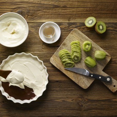 Krok 4 - Z owocami: Szybka tarta czekoladowa z kiwi foto