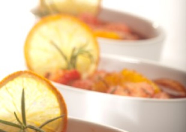 Fotografia przedstawiająca Z owocami: Truskawki smażone z pomarańczami i rozmarynem
