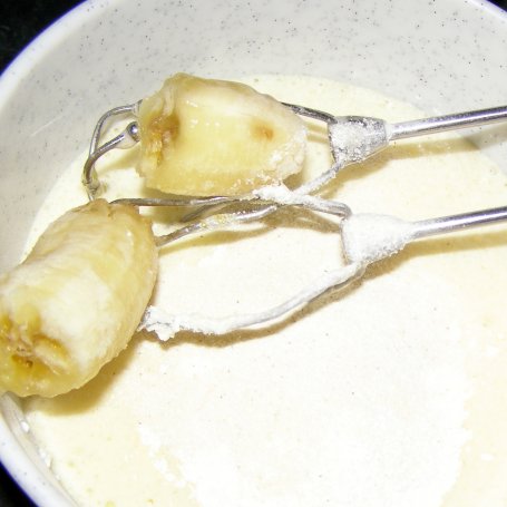 Krok 2 - z pierniczkami pyszny sernik z bananem i polewą toffi... foto